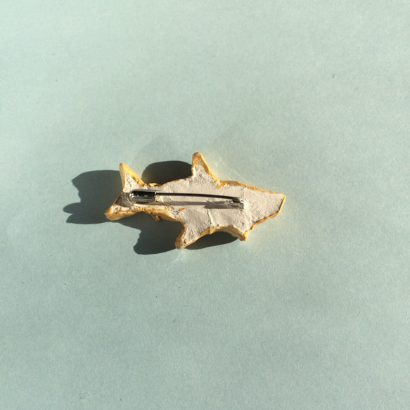 泳ぎ回るホオジロザメバッジ 5枚目の画像