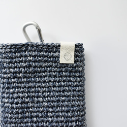 ブルーデニム風の糸で編んだカラビナ付き・スマホポーチ 6枚目の画像