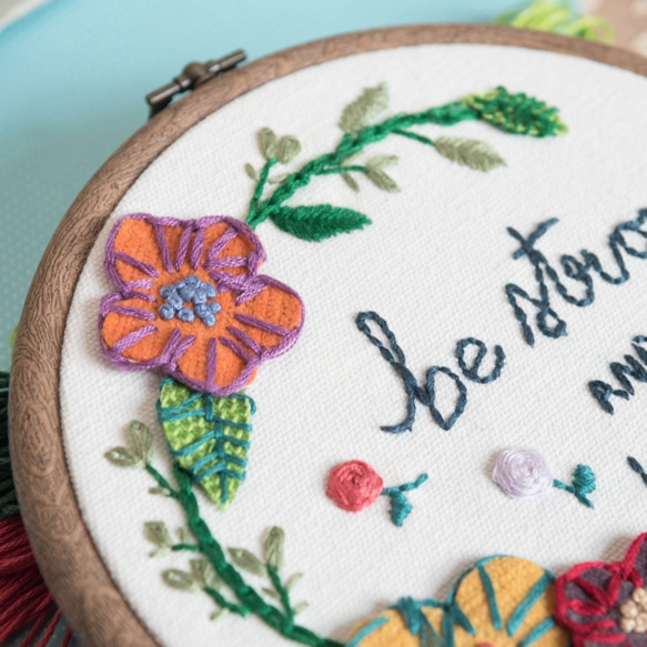 3D Embroidery Flower Hoop Art Gift - "be strong and brave" 2枚目の画像