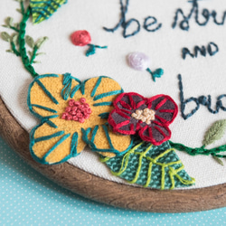 3D Embroidery Flower Hoop Art Gift - "be strong and brave" 3枚目の画像