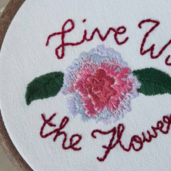 手作字體刺繡框禮物－"Live with the Flowers"－全人手製作 第4張的照片