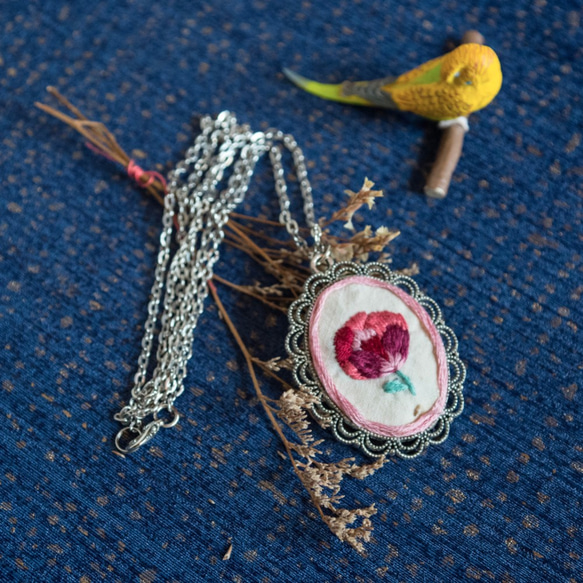 【刺繡飾物】紅色牡丹花　手作頸鏈吊飾 第4張的照片