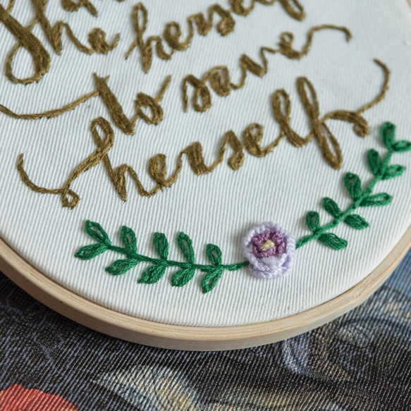 【刺繡文字】手作刺繡框 She distanced herself to save herself 第3張的照片