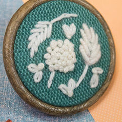 【3D Embroidery】White flowers theme - keychain/hoop art 3枚目の画像