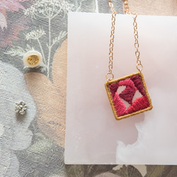 【Embroidery Accessories】Abstract Red Rose Necklace 1枚目の画像