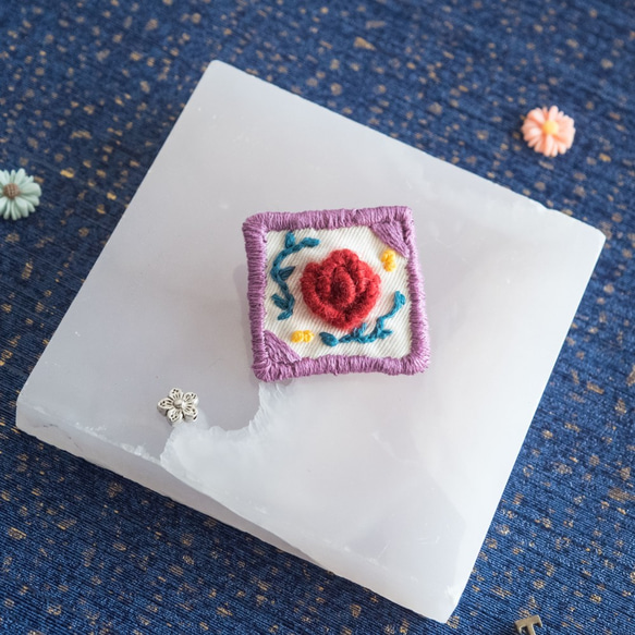 【Embroidery Accessories】Red Rose Wool Flower Brooch 1枚目の画像