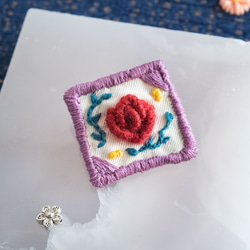 【Embroidery Accessories】Red Rose Wool Flower Brooch 2枚目の画像