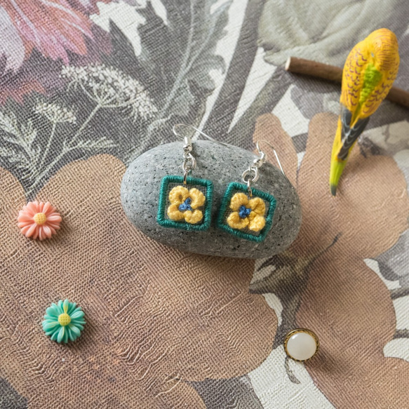 【Embroidery Accessories】Yellow Flower earrings(in pair) 2枚目の画像