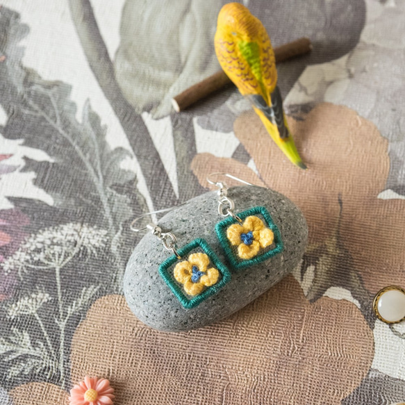 【Embroidery Accessories】Yellow Flower earrings(in pair) 3枚目の画像