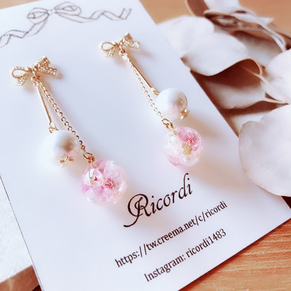 {D r o p s}珍珠系列：蝴蝶結甜美風乾燥花球珍珠耳飾（粉色系） 第3張的照片