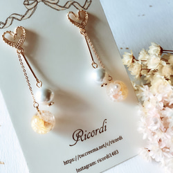 {D r o p s}珍珠系列：心型甜美風乾燥花球珍珠耳飾（黃色系） 第2張的照片