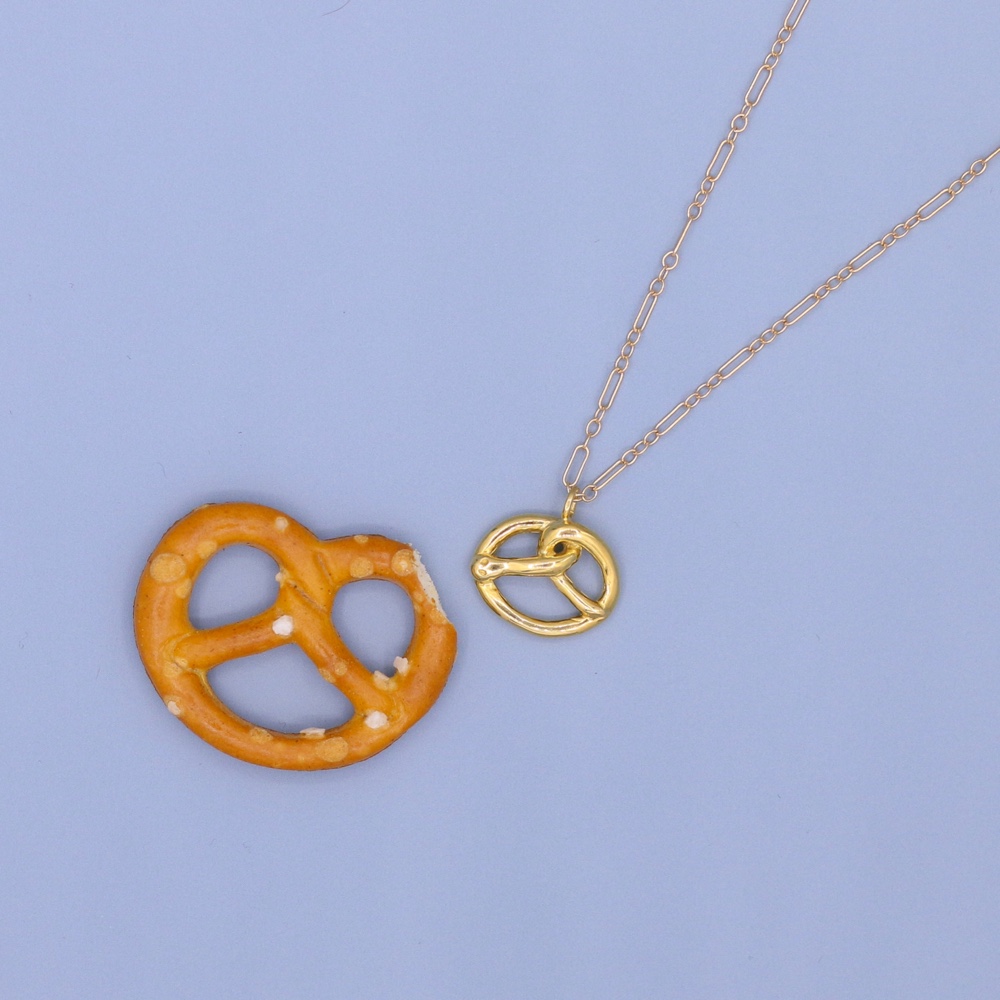 ヘビとミニ・プレッツェルのネックレス（シルバー＆ゴールド）