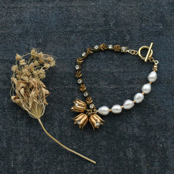 復古施華洛世奇和淡水珍珠，黃銅花手鍊 第3張的照片