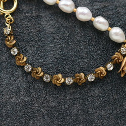 復古施華洛世奇和淡水珍珠，黃銅花手鍊 第4張的照片