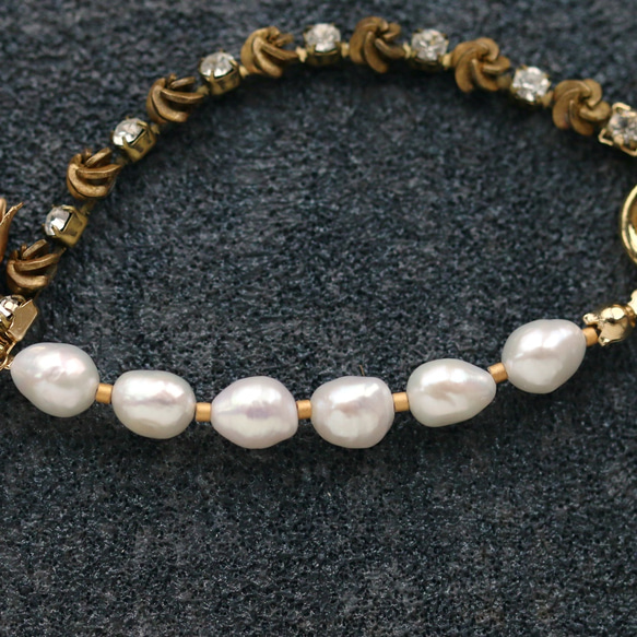 復古施華洛世奇和淡水珍珠，黃銅花手鍊 第5張的照片