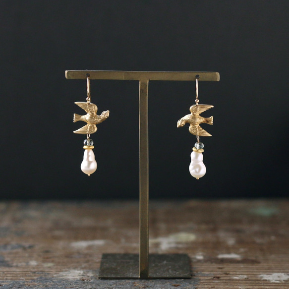 真鍮の鳩とバロックパールのピアス／イヤリング ＊ゴールドフィルド