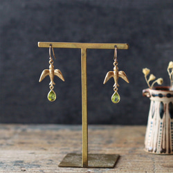 燕子和橄欖石耳環（與耳環相容） 第1張的照片