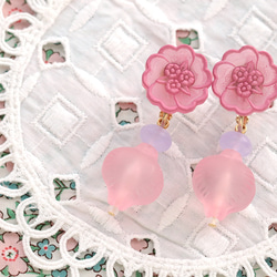 【再販】ヴィンテージ・ビーズの大ぶりイヤリング（ピンクの花ボタン）＊ピアス対応＊ 1枚目の画像