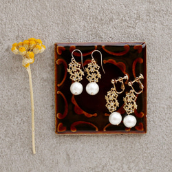 新藝術風格耳環配黃銅花和棉珍珠（用於耳環）* 包金 第3張的照片