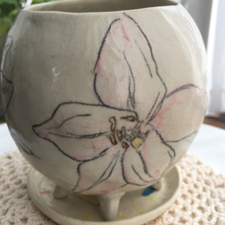 アールヌーヴォー調花の丸い植木鉢！No.R2079 1枚目の画像