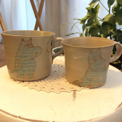 手作り陶器　マグカップ(中)イラストカバそれぞれ2個セット 3枚目の画像
