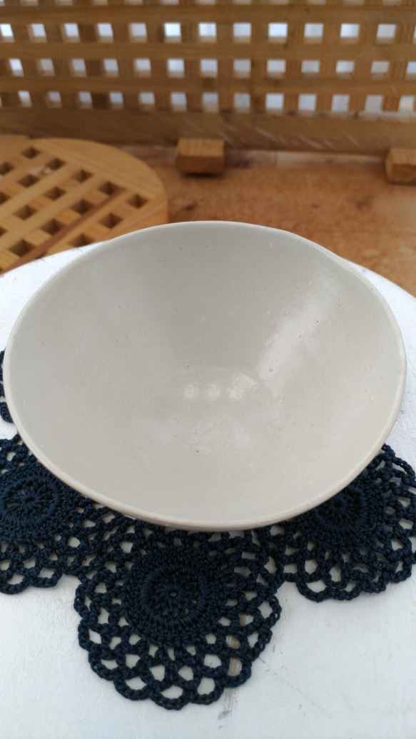 ネコまんじゅうう白地の茶碗 2枚目の画像