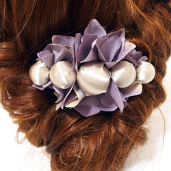 絲綢球和繡球花造型淑女髮髻 第4張的照片
