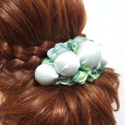 淡綠色絲綢球和繡球花造型淑女髮髻 第4張的照片