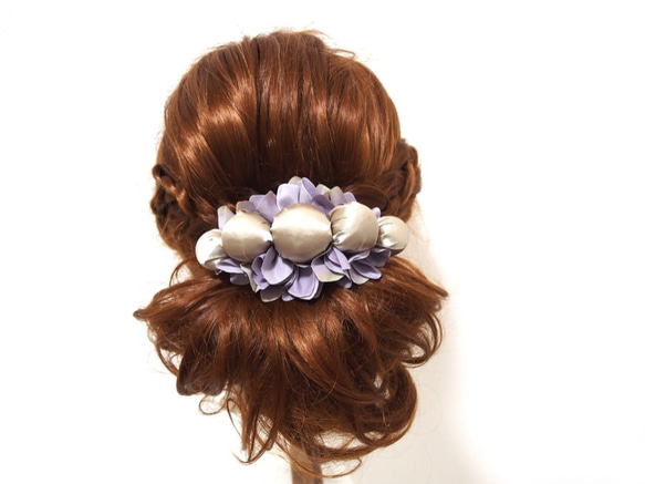 淡紫色絲綢球和繡球花造型淑女髮髻 第4張的照片