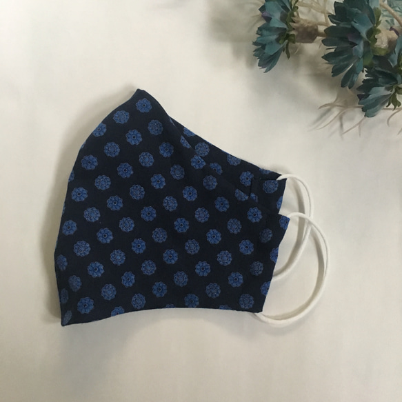 インド綿素材マスク 夏用 通気性抜群  立体マスク 息がこもらない ネイビー×ブルーの小花柄 2枚目の画像