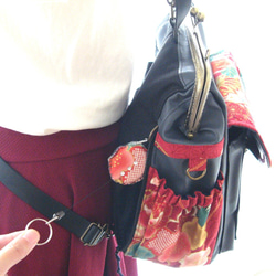 黑色x日本圖案☆3WAY緊湊型背包，左拉鍊和後袋炭黑色x紅色手提包 第3張的照片