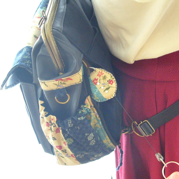 黑色x日本圖案☆3WAY緊湊型背包，右側拉鍊和後袋木炭黑x藍色日本花朵條紋 第3張的照片