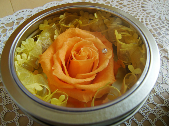 【送料無料】マグネット缶に入ったオレンジのバラ 1枚目の画像