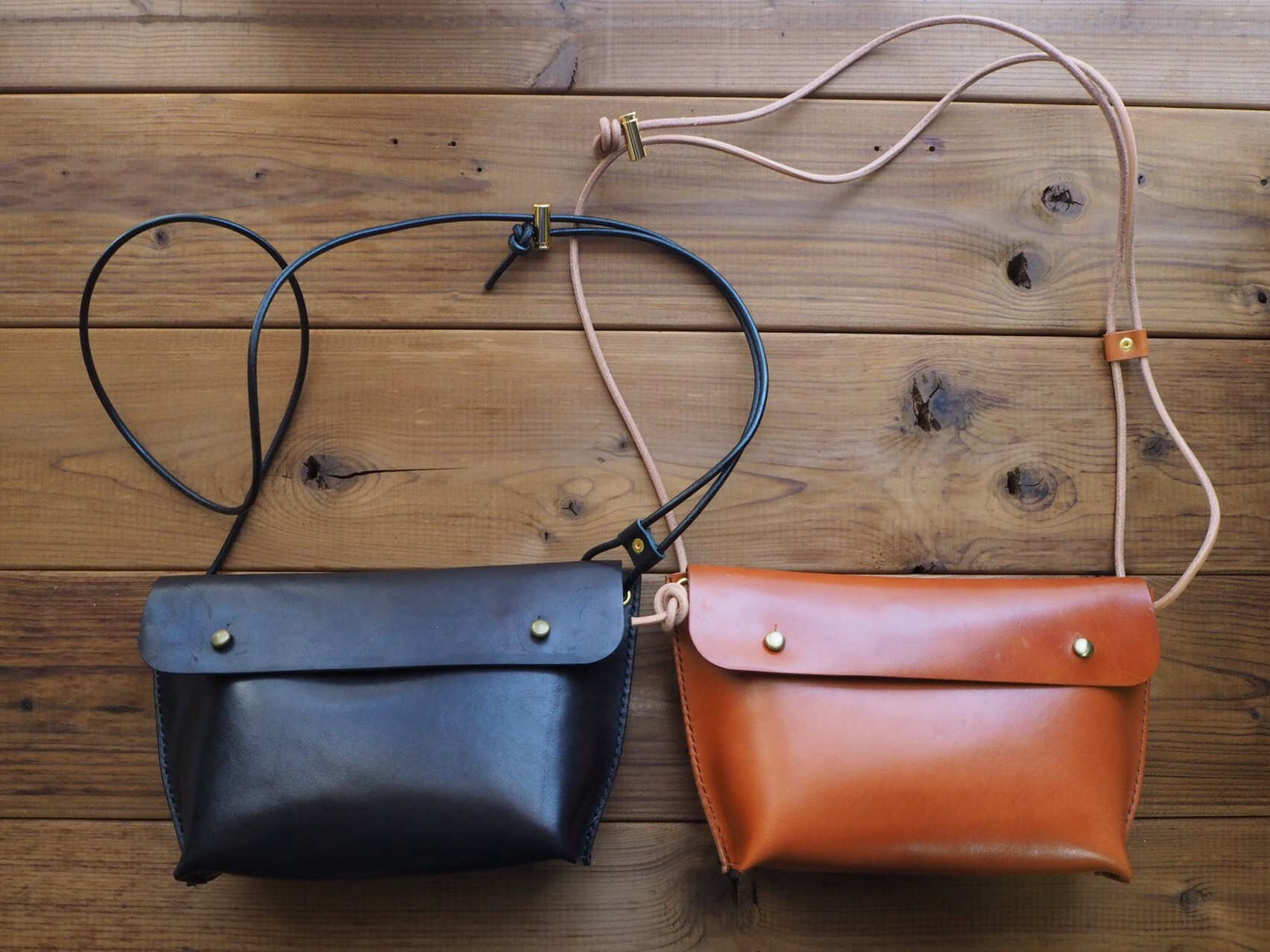 栃木レザー手縫いのミニショルダークラッチ