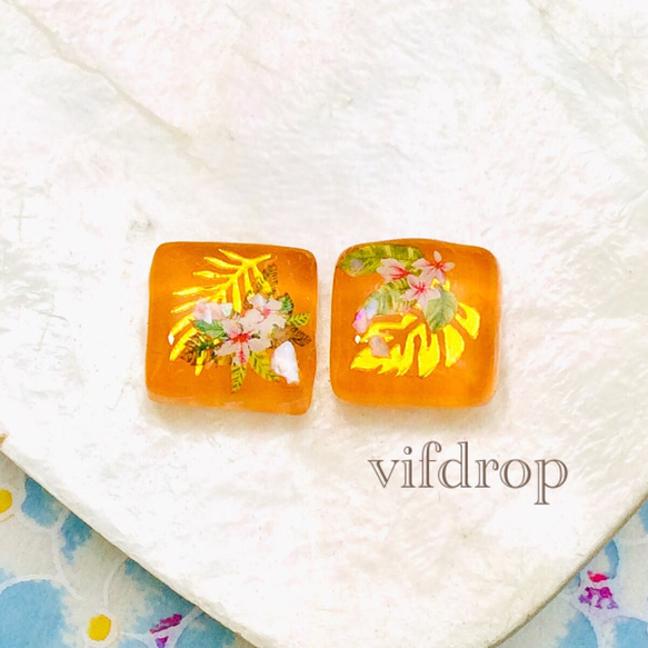モンステラ&夏花柄のクリアオレンジタイルピアス イヤリング 1枚目の画像