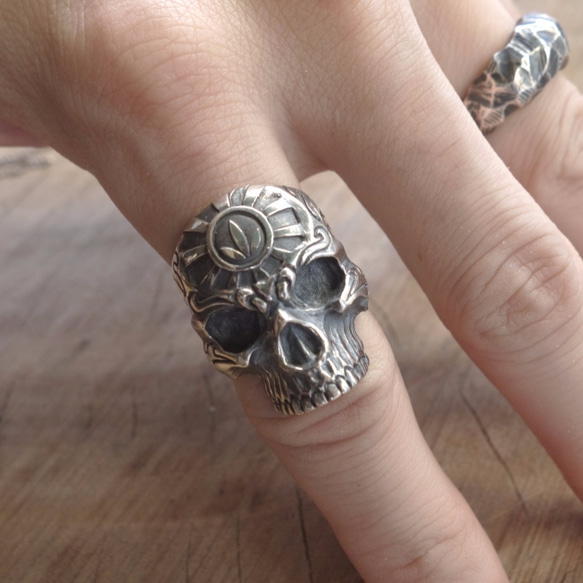 純銀 雕紋骷髏戒指 -  手工製作 頭頂圖騰可客製化 第2張的照片