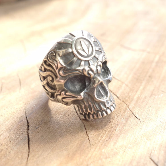 純銀 雕紋骷髏戒指 -  手工製作 頭頂圖騰可客製化 第3張的照片