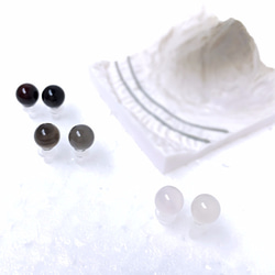 First Snow white gemstone simple stud earrings｜Onyx /Agate 4枚目の画像