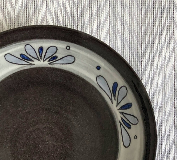 花もようのお皿（中/ブラック） 3枚目の画像