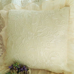 ＊エクリュ色のお花の刺繍ヴィンテージクッションカバーフリル付　ピローケース　ヴィクトリアン 2枚目の画像