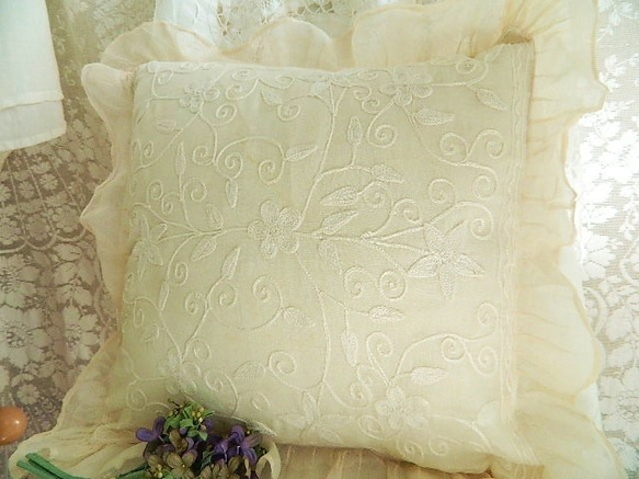 ＊エクリュ色のお花の刺繍ヴィンテージクッションカバーフリル付　ピローケース　ヴィクトリアン 2枚目の画像