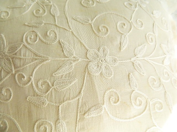 ＊エクリュ色のお花の刺繍ヴィンテージクッションカバーフリル付　ピローケース　ヴィクトリアン 3枚目の画像