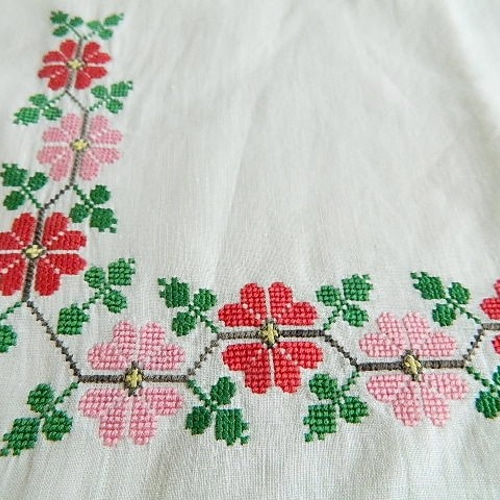 花柄刺繍 ハンガリー刺繍 テーブルセンター ハンガリー刺繍＊クロスステッチ＊北欧ヴィンテージテーブル
