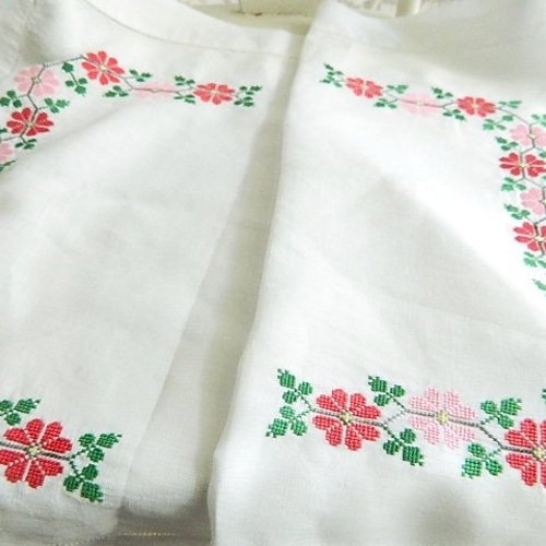 ハンガリー刺繍＊クロスステッチ＊北欧ヴィンテージテーブル