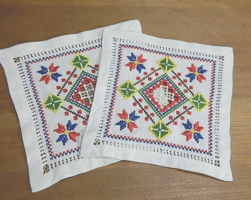 北欧ハーダンガー刺繍＊ヴィンテージ小さなテーブルマット