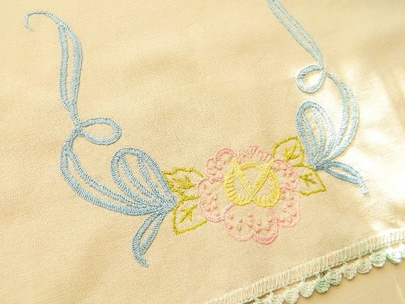 ＊お花やリボンの手刺繡ヴィンテージテーブルランナー２枚セット 7枚目の画像