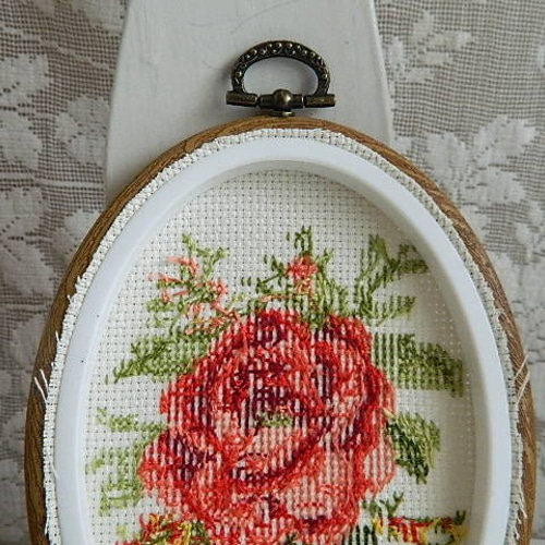 ヴィンテージの薔薇のハンドメイド刺繍の壁掛け クロスステッチ刺繡