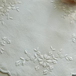 ＊お花の白糸手刺繍ヴィンテージリネンドイリー 2枚目の画像