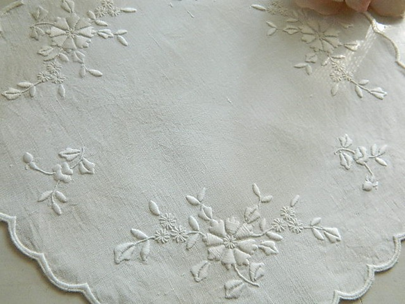 ＊お花の白糸手刺繍ヴィンテージリネンドイリー 2枚目の画像