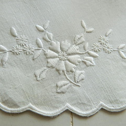 ＊お花の白糸手刺繍ヴィンテージリネンドイリー 3枚目の画像